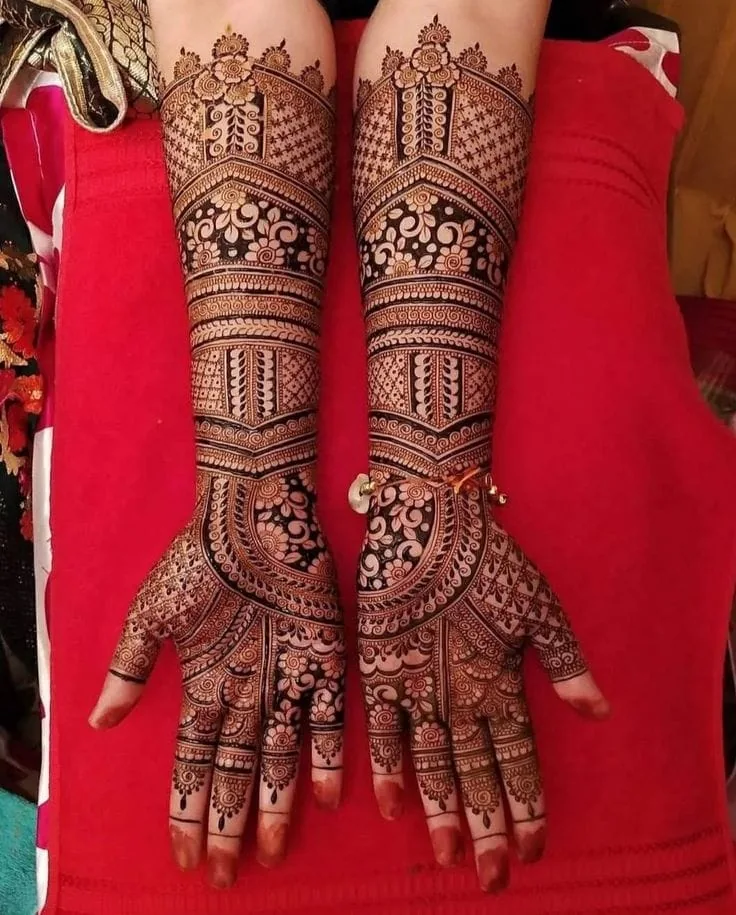 Mehndi design photograph illustrating Gulf / Dubai-Inspired