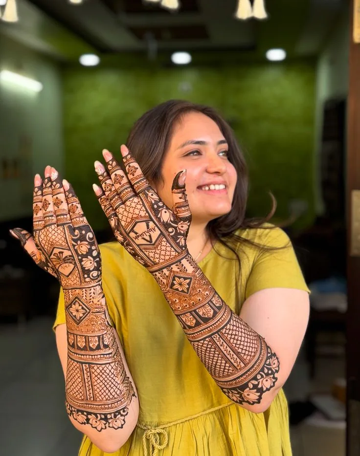 Mehndi design photograph illustrating Back-Hand Mehndi
