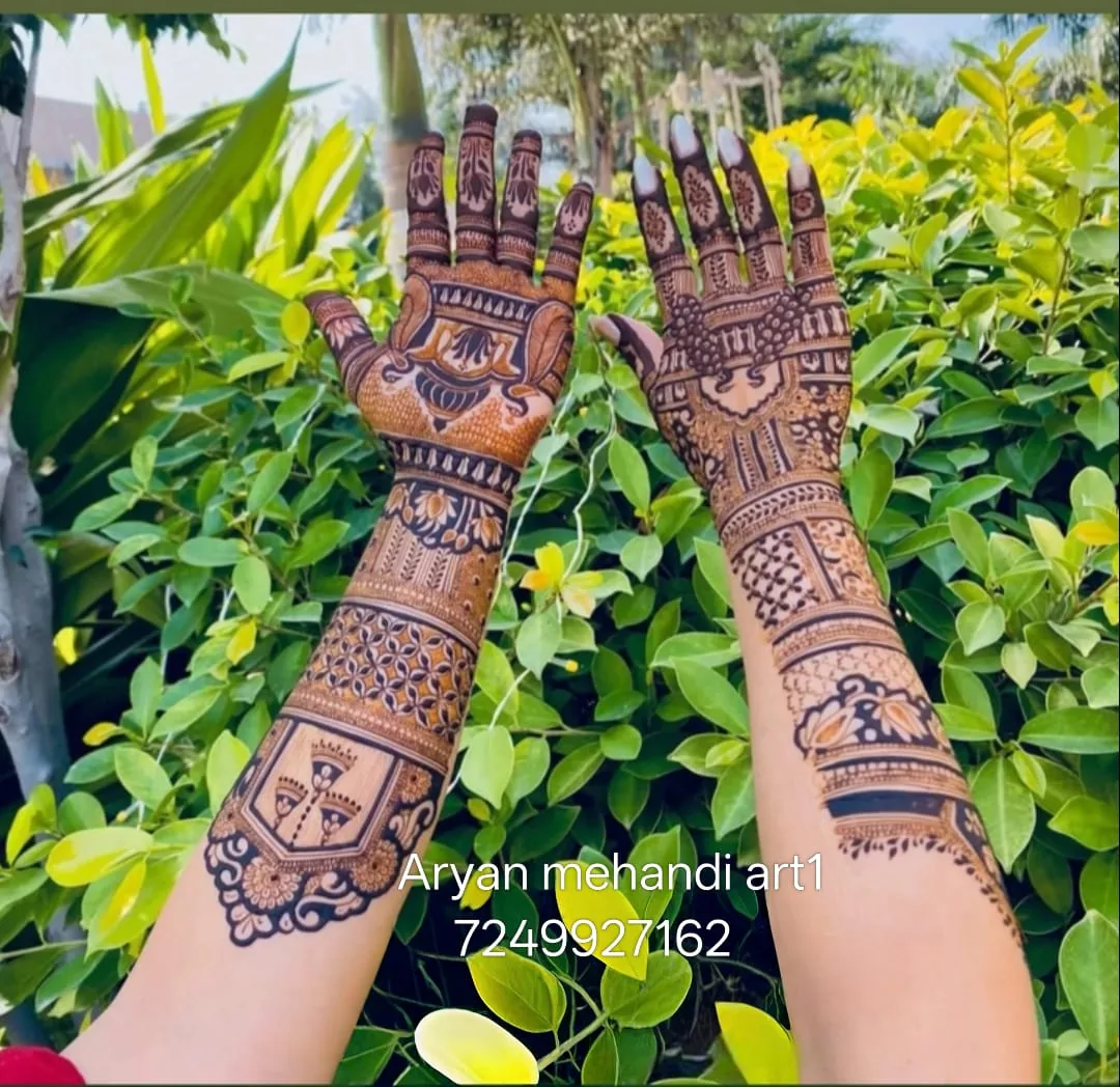 Hand mehndi detail from Aryan Mehndi Arts gallery, photo 40