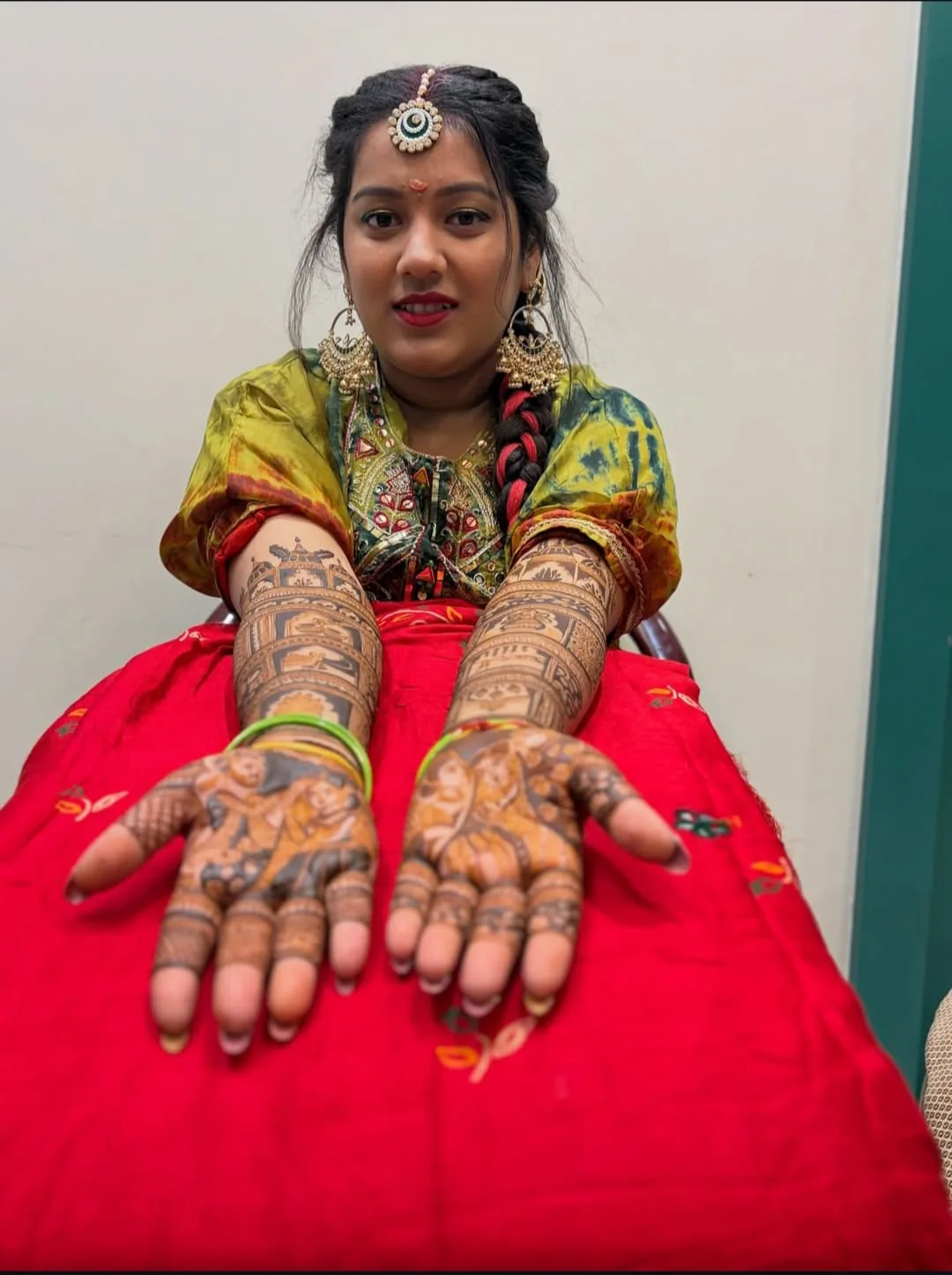 Hand mehndi detail from Aryan Mehndi Arts gallery, photo 61